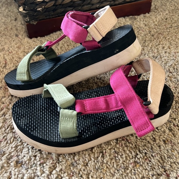 Sandal size 6 looks like a Teva. Worn only a few times. - Picture 2 of 3